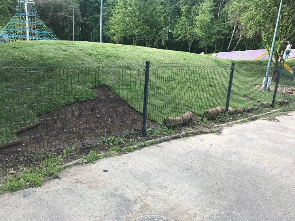 układanie trawy z rolki